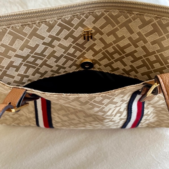 NWOT Tommy Hilfiger Signature Logo Satchel Tote Bag - Picture 6 of 8